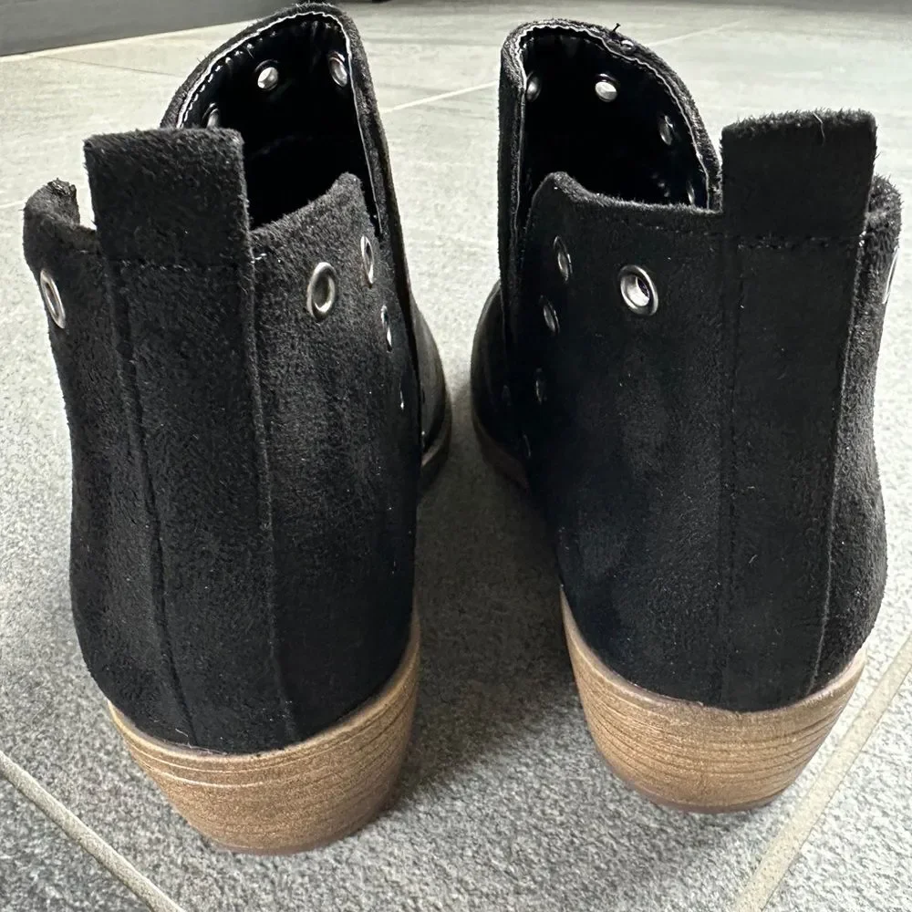 NWOB Journee Collection Black Faux Suede Ankle Booties Silver Eyelet Detail 7.5